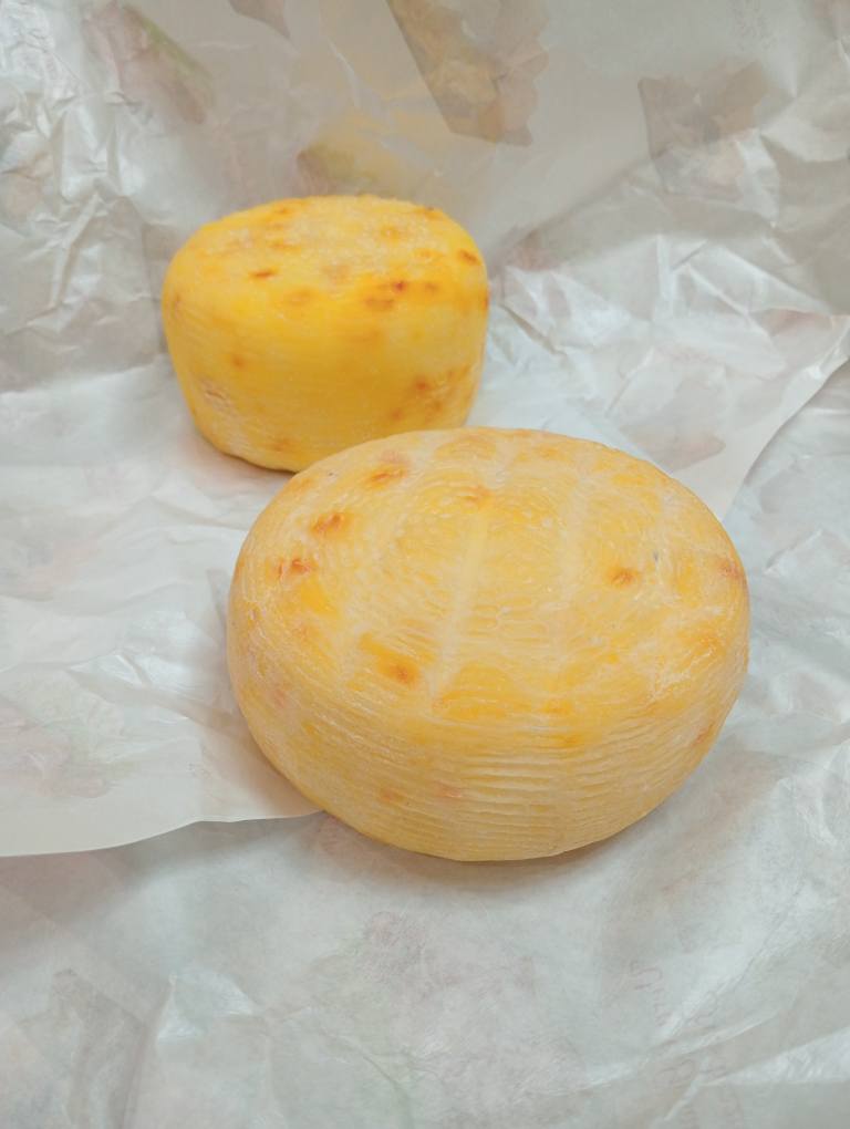 Caciotta vaccina allo zafferano lavorazione a crudo