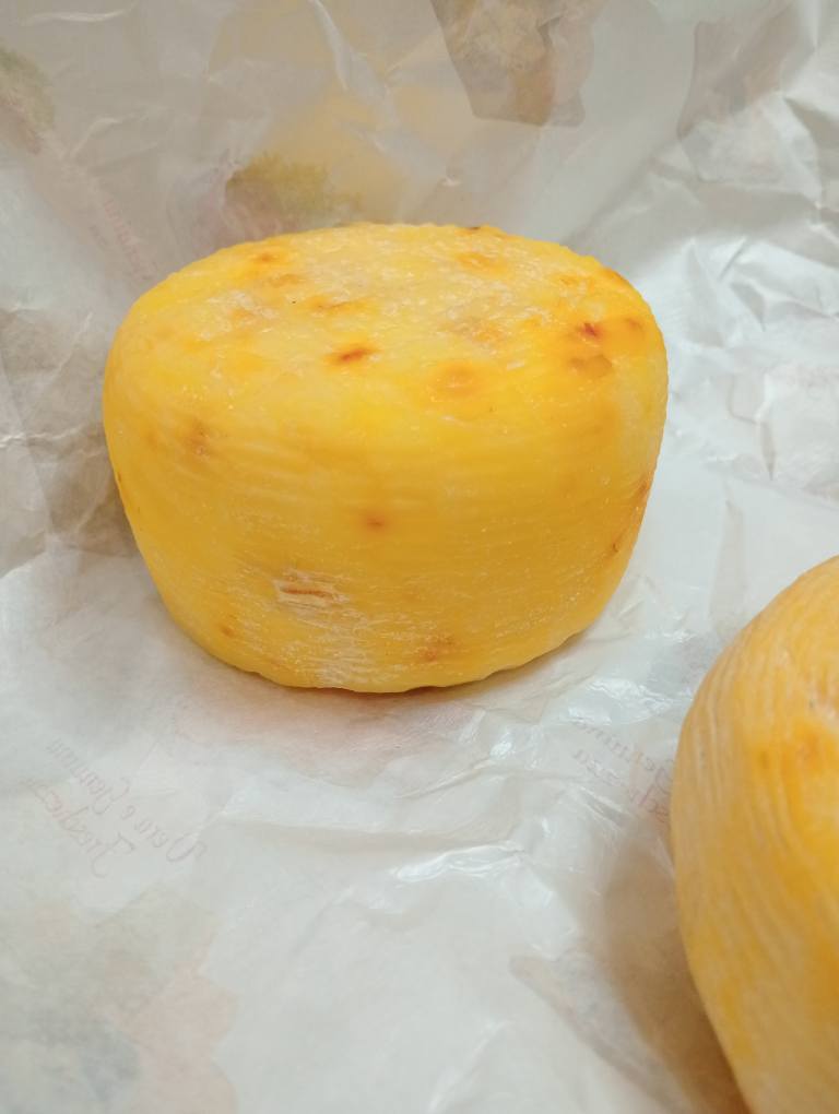Formaggio Pecorino stagionato allo Zafferano, lavorazione a crudo