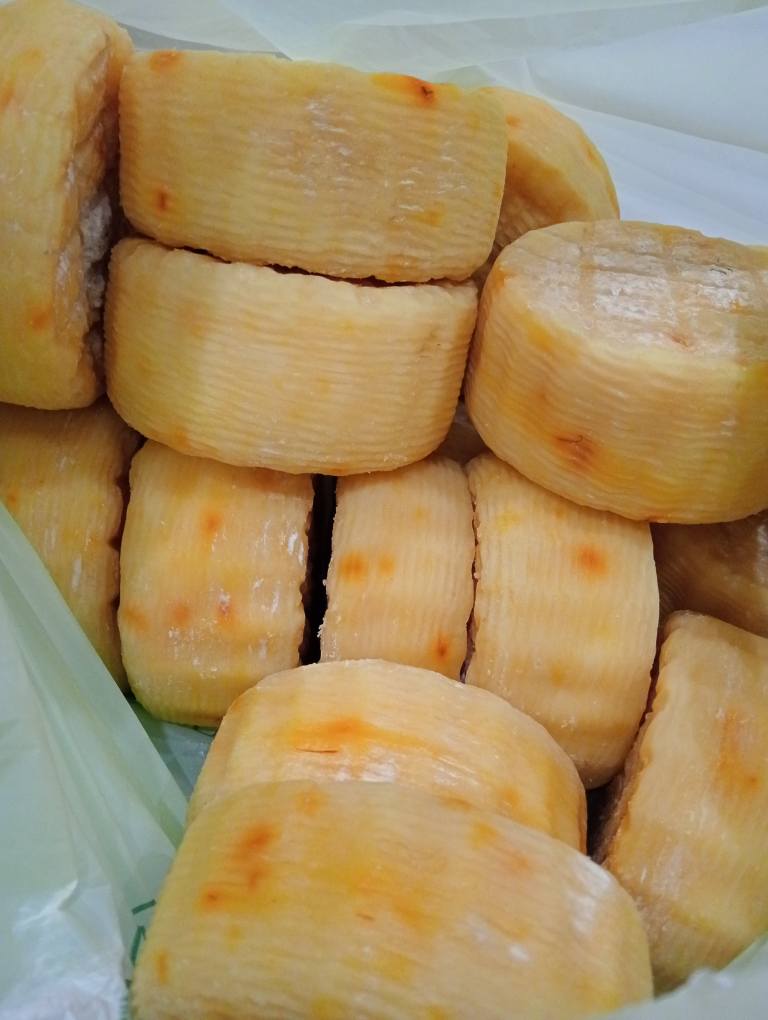 Formaggio Pecorino stagionato allo Zafferano, lavorazione a crudo